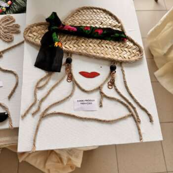 Tableau décoratif femme au chapeau en corde