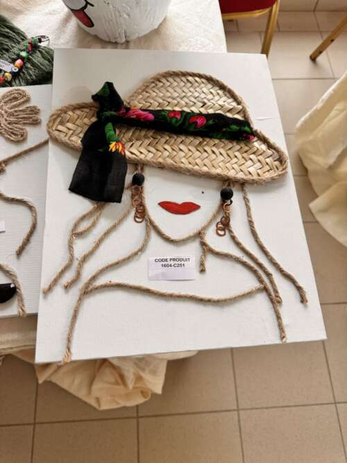 Tableau décoratif femme au chapeau en corde