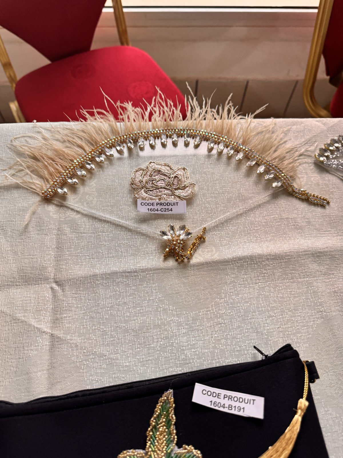 Serre-tête de mariée perlé à plumes