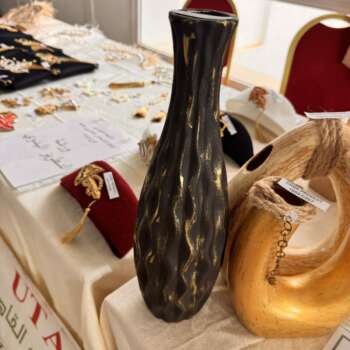 Vase sculptural en céramique noire et dorée