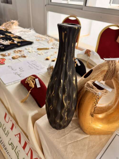 Vase sculptural en céramique noire et dorée