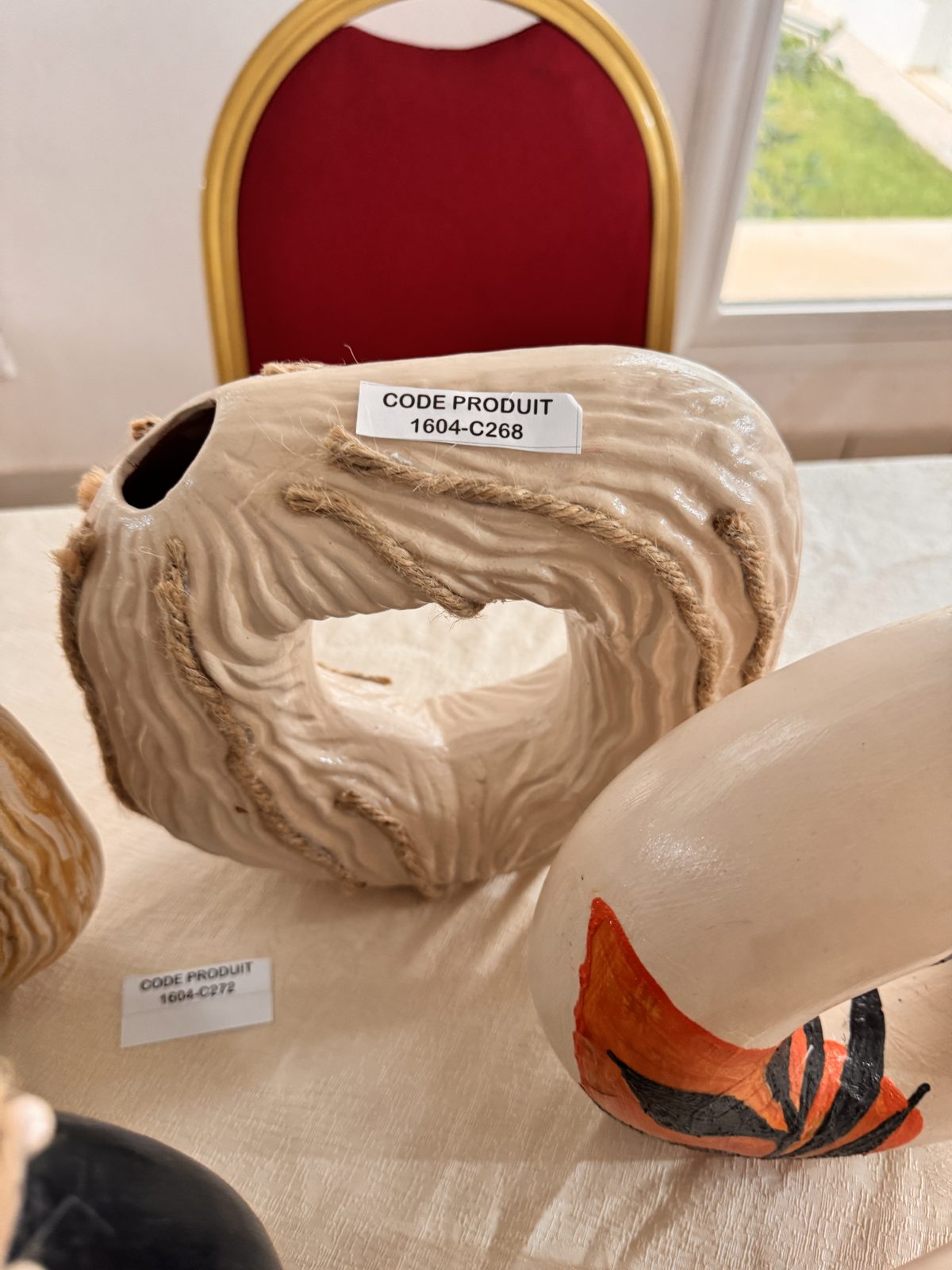 Vase sculptural en céramique effet drapé