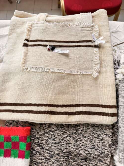 Coussin tissé en laine rayé