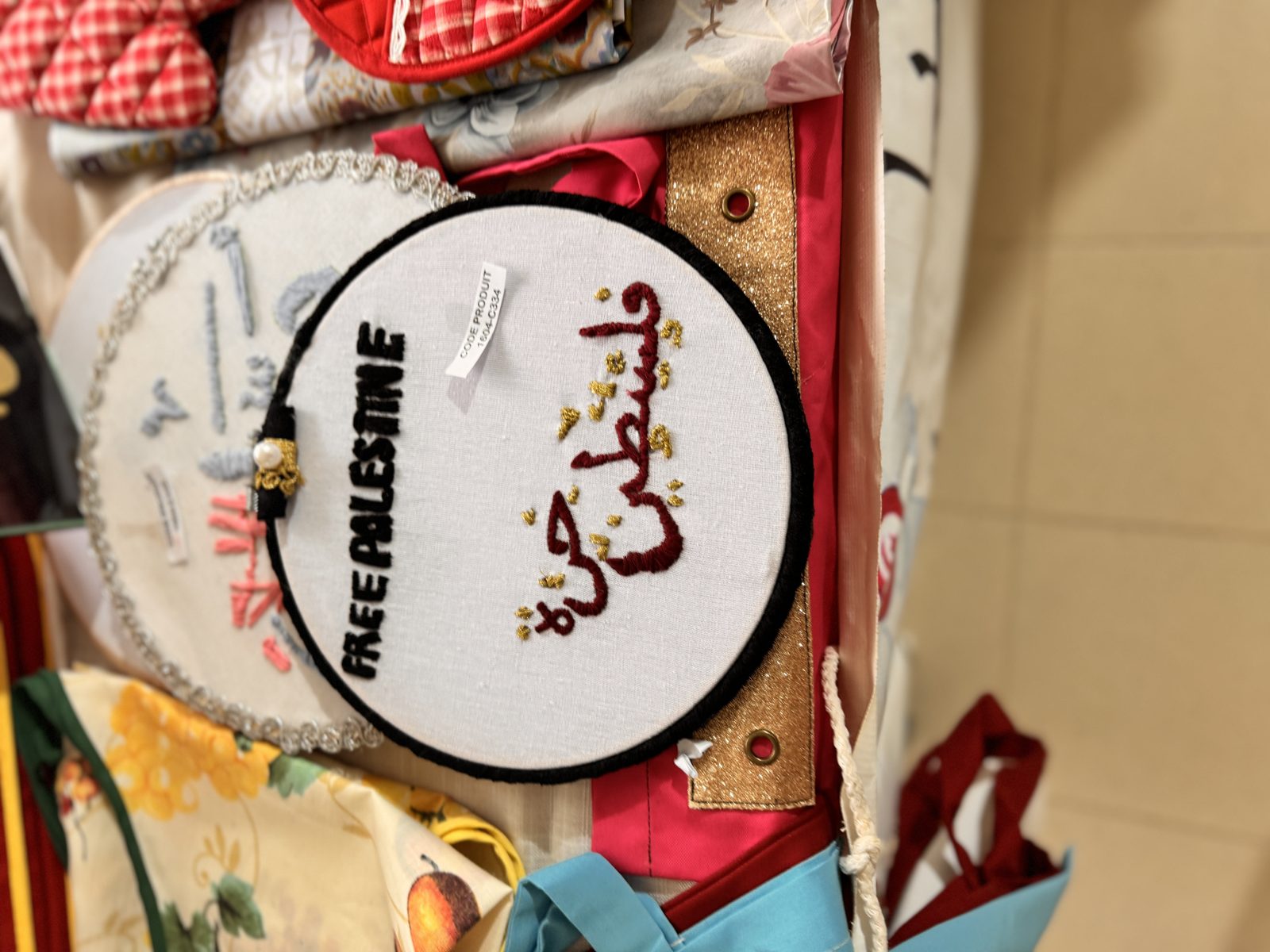 Tableau brodé sur tambour « Free Palestine »
