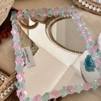 Miroir à cadre perlé pastel