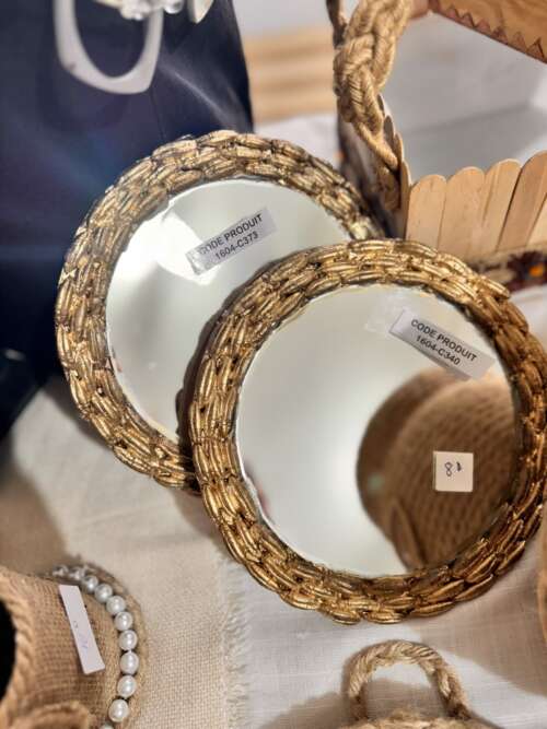 Miroir décoratif encadré de fibres dorées