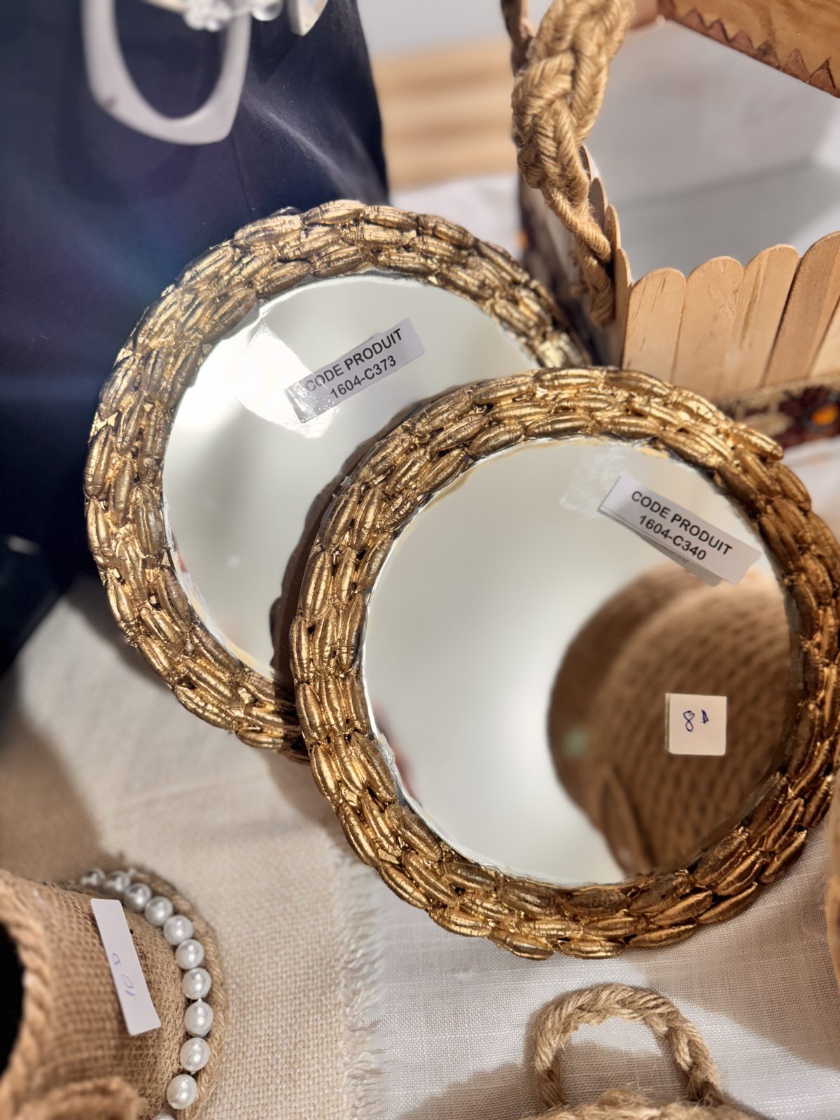 Miroir décoratif encadré de fibres dorées