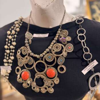 Collier plastron ethnique argenté à cabochons corail