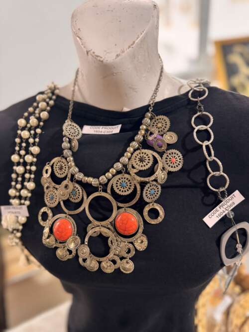 Collier plastron ethnique argenté à cabochons corail