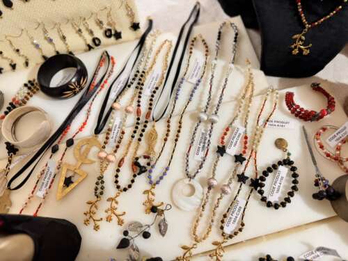 Parure artisanale en perles et graines