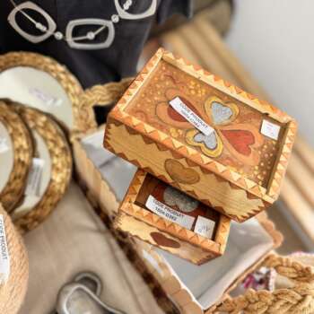 Boîte à bijoux en bois marqueté motif cœurs
