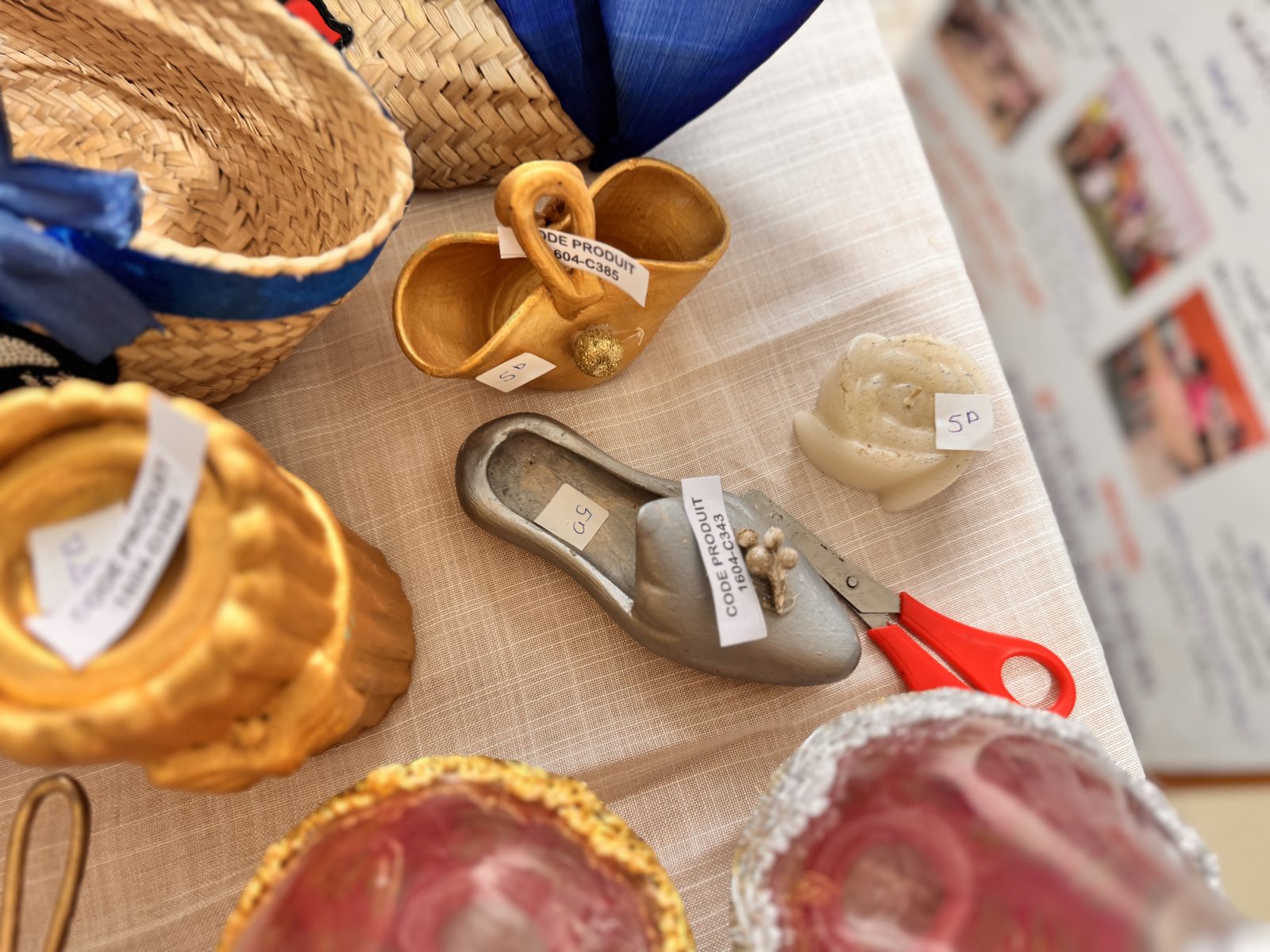 Babouches et coupelles décoratives dorées
