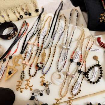Collier et boucles d'oreilles artisanaux en perles
