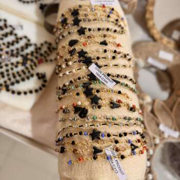 Sautoir en perles multicolores et étoiles