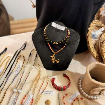 Parure collier et boucles en perles et corail