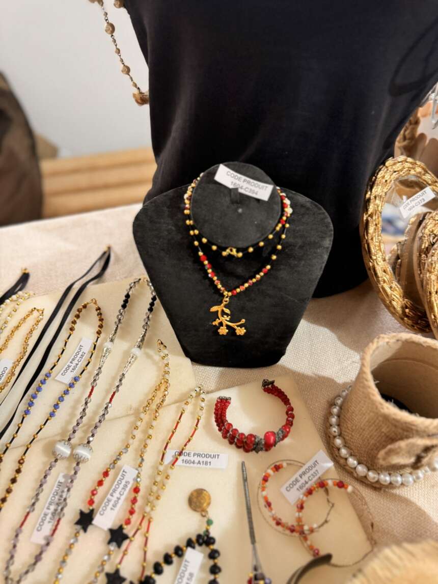 Parure collier et boucles en perles et corail
