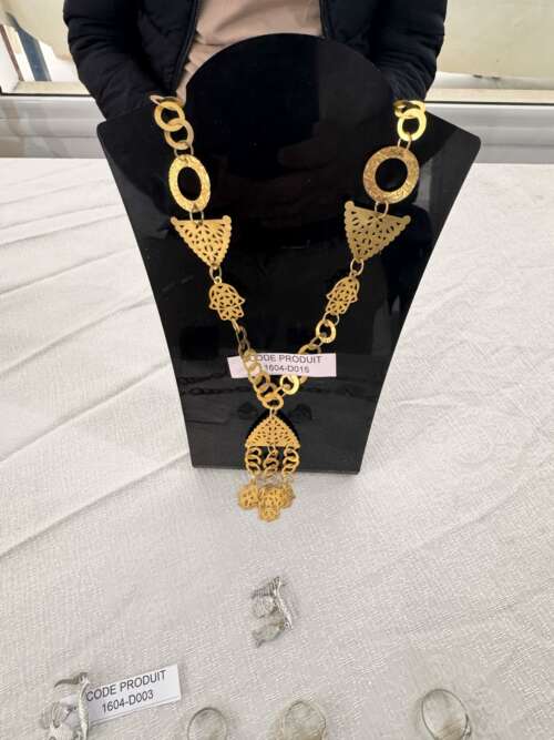 Collier plastron traditionnel doré