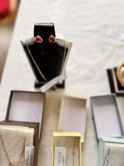 Parure collier et boucles d'oreilles à pierre rouge