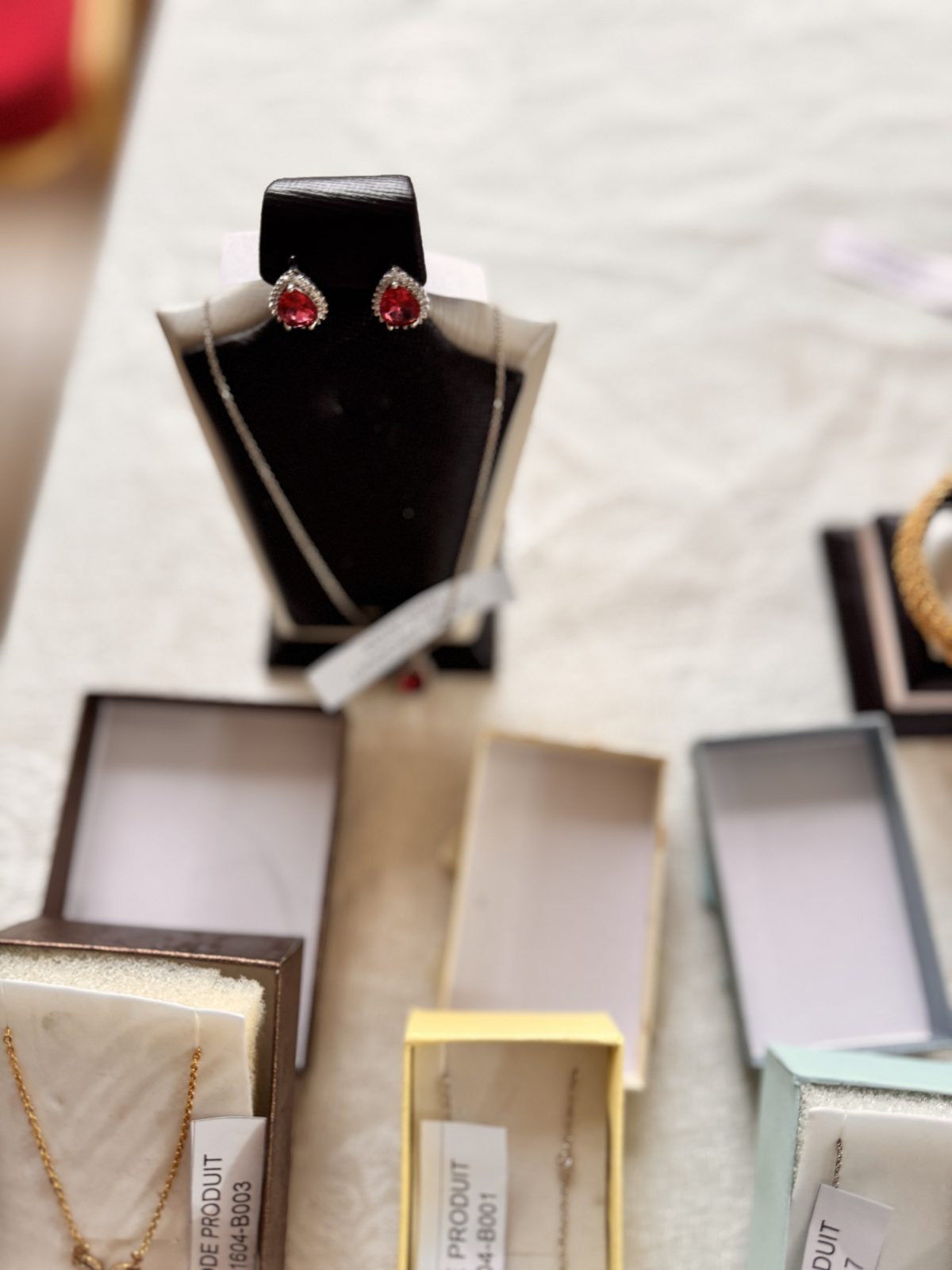 Parure collier et boucles d'oreilles à pierre rouge