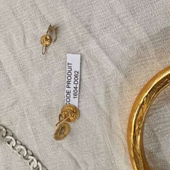 Pendentif médaille dorée