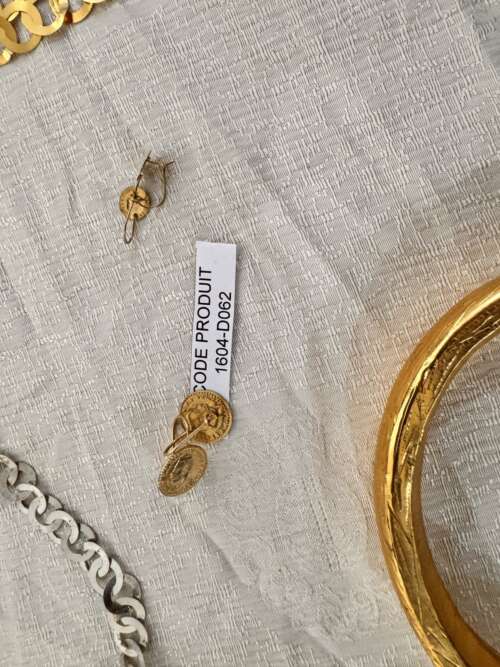 Pendentif médaille dorée