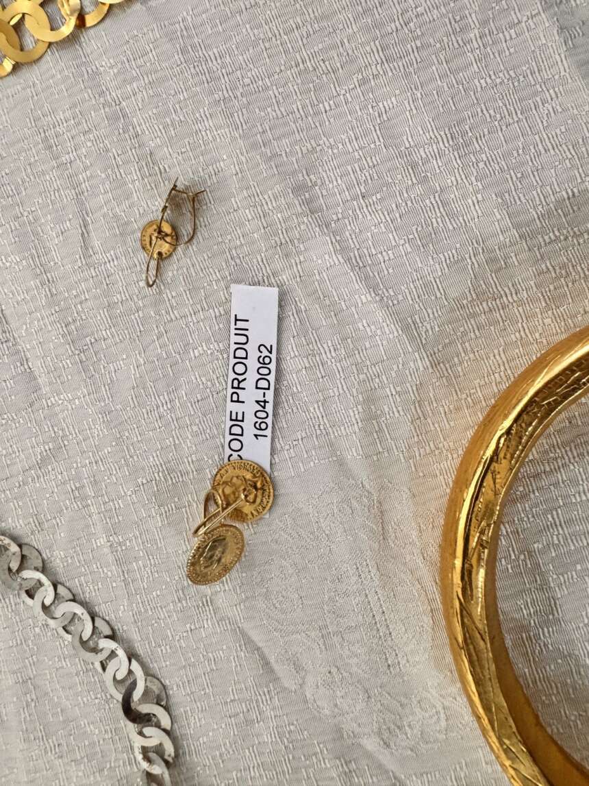 Pendentif médaille dorée