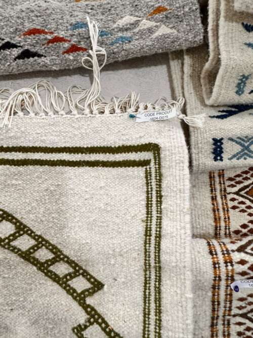 Tapis berbère à bordure verte