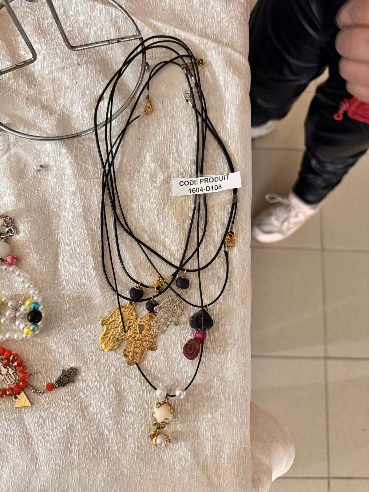 Parure collier et bracelet en perles multicolores - Image 2