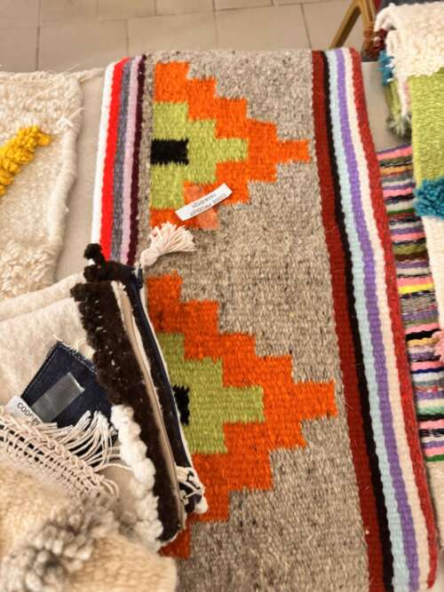 Tapis kilim à motif géométrique orange