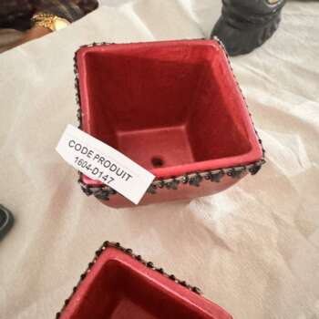 Cache-pot carré en céramique rouge à bord perlé