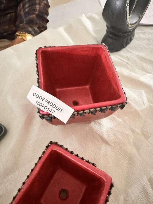 Cache-pot carré en céramique rouge à bord perlé