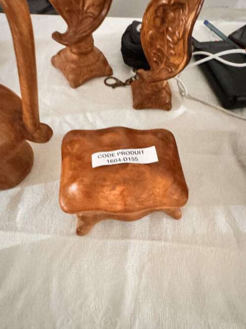 Tabouret décoratif en bois sculpté