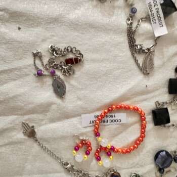 Bracelet fantaisie en perles et breloques