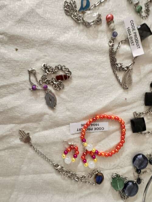Bracelet fantaisie en perles et breloques