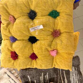 Coussin en laine jaune à pompons