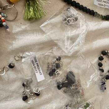 Bijoux et porte-clés perlés (assortiment)