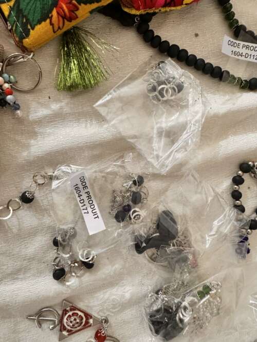 Bijoux et porte-clés perlés (assortiment)