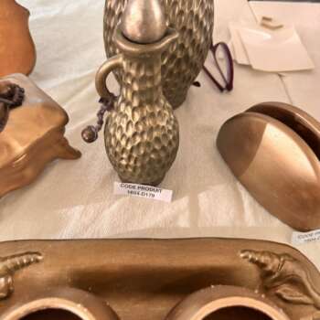 Vase aiguière en céramique cuivrée effet martelé