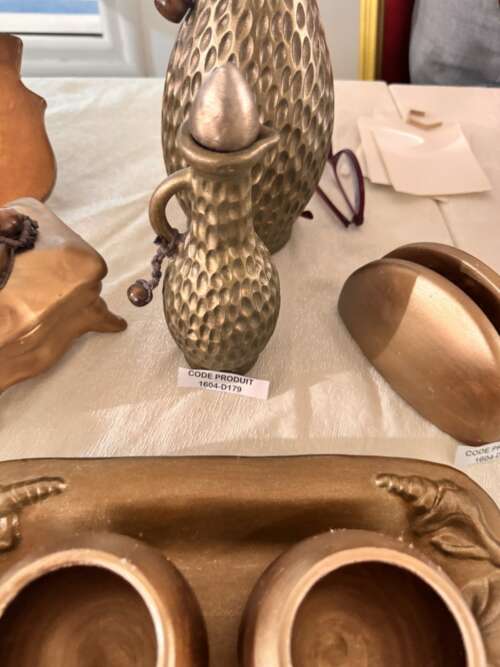Vase aiguière en céramique cuivrée effet martelé