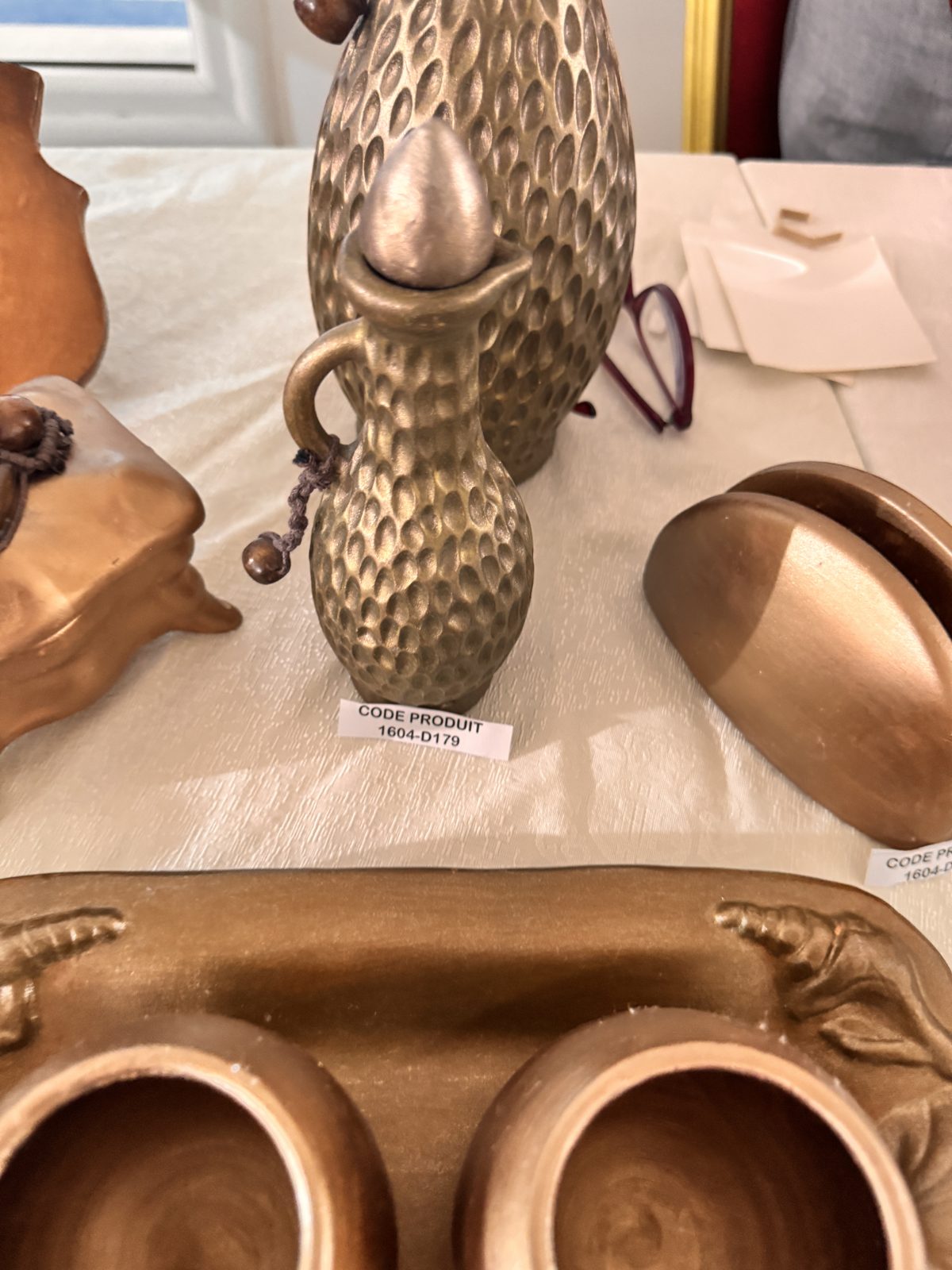 Vase aiguière en céramique cuivrée effet martelé