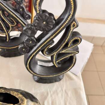 Sculpture décorative en céramique noire et dorée