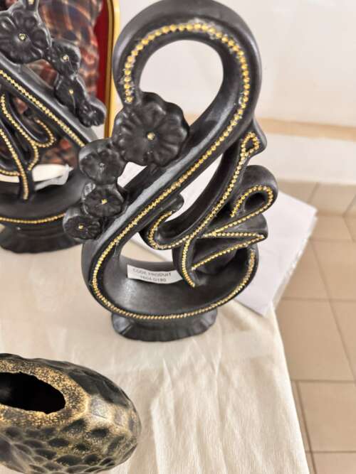 Sculpture décorative en céramique noire et dorée