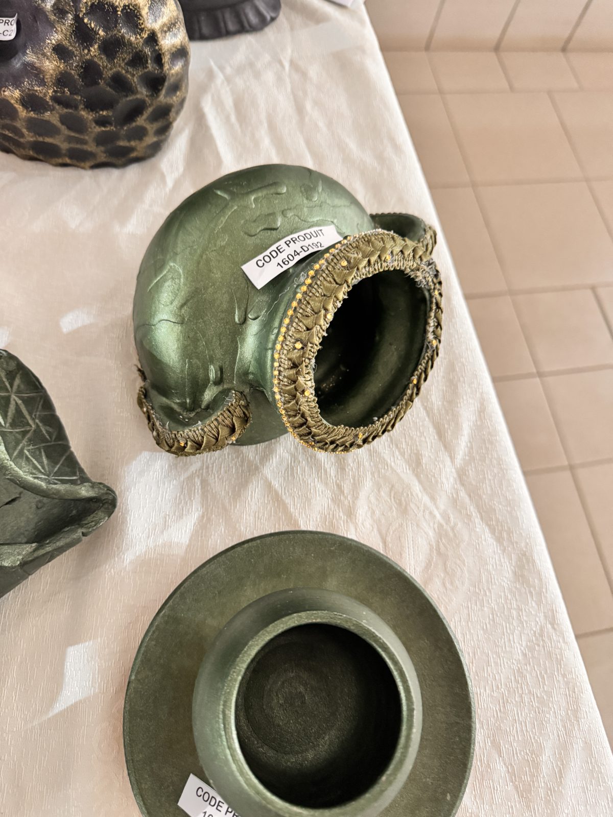 Cache-pot en céramique vert et doré