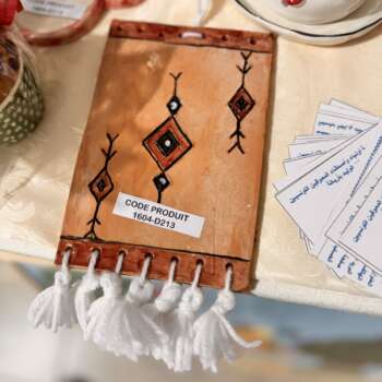 Carnet en cuir gravé à franges