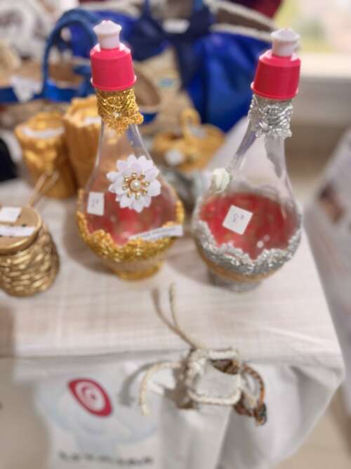 Bouteille décorative en verre ornée de fleurs